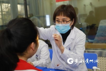 2岁娃看电视变近视眼,专家赞同幼儿少接触电子产品